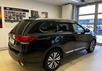 Подержанный автомобиль Mitsubishi Outlander 2020 года (5 фото)