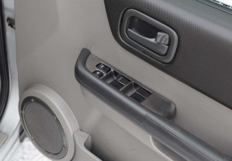 Подержанный автомобиль Nissan X-Trail 2003 года (15 фото)