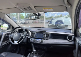 Подержанный автомобиль Toyota RAV4 2017 года (16 фото)