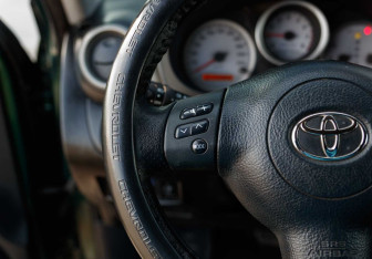 Подержанный автомобиль Toyota RAV4 2004 года (12 фото)