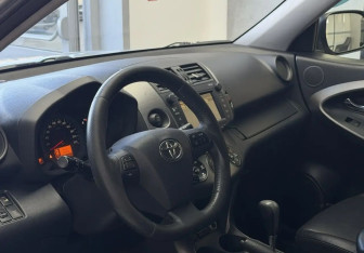 Подержанный автомобиль Toyota RAV4 2012 года (8 фото)