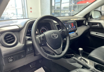Подержанный автомобиль Toyota RAV4 2017 года (7 фото)