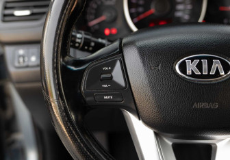 Подержанный автомобиль Kia Rio Hatchback 2015 года (12 фото)