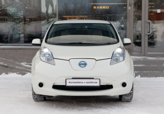 Подержанный автомобиль Nissan Leaf 2011 года (2 фото)