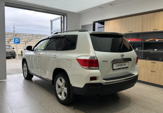 Подержанный автомобиль Toyota Highlander 2013 года (4 фото)