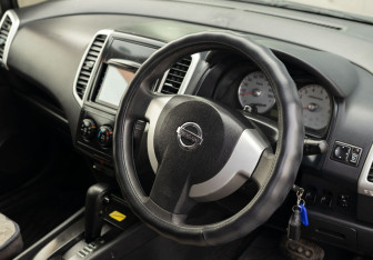 Подержанный автомобиль Nissan Wingroad 2005 года (11 фото)