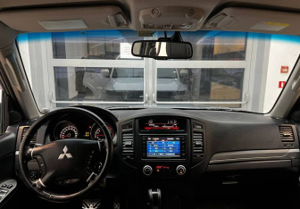 Подержанный автомобиль Mitsubishi Pajero 2012 года (9 фото)