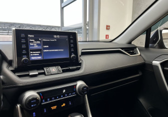 Подержанный автомобиль Toyota RAV4 2022 года (13 фото)
