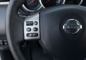 Подержанный автомобиль Nissan Tiida Hatchback 2010 года (12 фото)