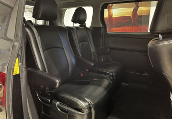 Подержанный автомобиль Toyota Vellfire 2012 года (17 фото)