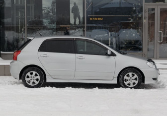 Подержанный автомобиль Toyota Corolla Hatchback 2001 года (4 фото)