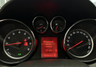 Подержанный автомобиль Opel Astra Wagon 2012 года (10 фото)