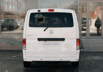 Подержанный автомобиль Nissan NV200 2014 года (6 фото)