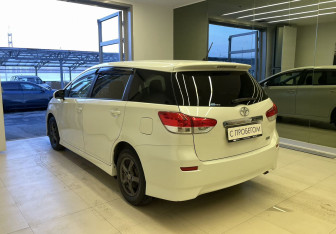 Подержанный автомобиль Toyota Wish Minivan 2011 года (6 фото)