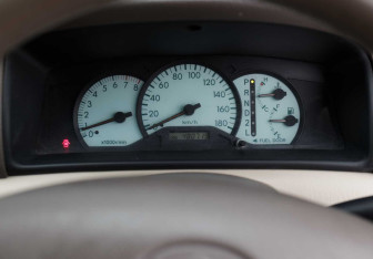 Подержанный автомобиль Toyota Corolla Wagon 2002 года (12 фото)