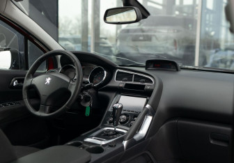 Подержанный автомобиль Peugeot 3008 2012 года (10 фото)
