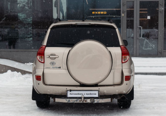 Подержанный автомобиль Toyota RAV4 2007 года (6 фото)