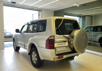 Подержанный автомобиль Mitsubishi Pajero 2003 года (7 фото)