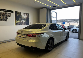 Подержанный автомобиль Toyota Camry Sedan 2021 года (4 фото)