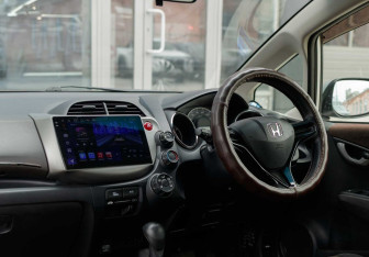Подержанный автомобиль Honda Fit Shuttle 2014 года (10 фото)