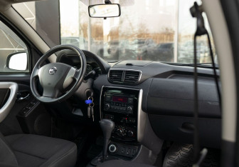 Подержанный автомобиль Nissan Terrano 2016 года (10 фото)