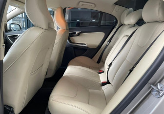 Подержанный автомобиль Volvo S60 2015 года (11 фото)