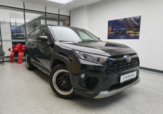 Подержанный автомобиль Toyota RAV4 2022 года (3 фото)