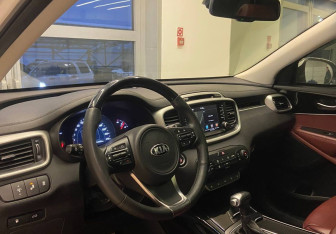 Подержанный автомобиль Kia Sorento 2016 года (11 фото)