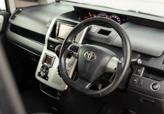 Подержанный автомобиль Toyota Voxy Minivan 2011 года (11 фото)