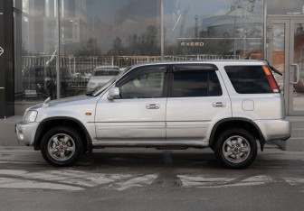 Подержанный автомобиль Honda CR-V 2001 года (8 фото)