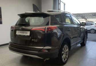 Подержанный автомобиль Toyota RAV4 2019 года (4 фото)