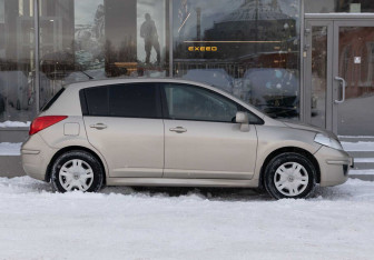 Подержанный автомобиль Nissan Tiida Hatchback 2012 года (4 фото)