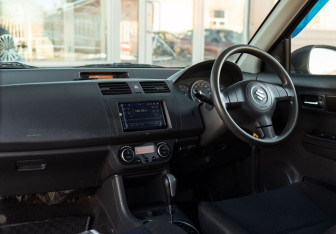 Подержанный автомобиль Suzuki Swift Hatchback 2005 года (10 фото)