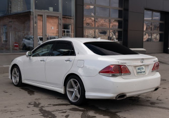 Подержанный автомобиль Toyota Crown Sedan 2010 года (7 фото)