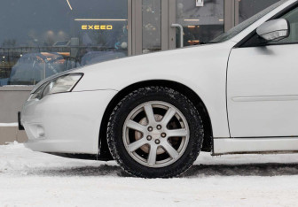 Подержанный автомобиль Subaru Legacy Sedan 2003 года (9 фото)
