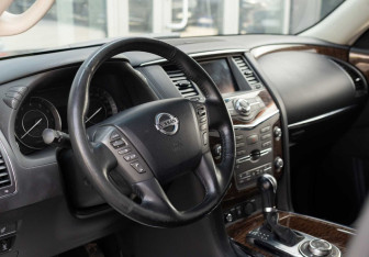 Подержанный автомобиль Nissan Patrol 2011 года (11 фото)