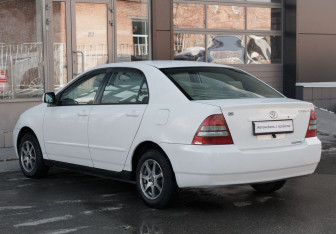Подержанный автомобиль Toyota Corolla Sedan 2002 года (7 фото)