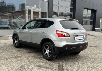 Подержанный автомобиль Nissan Qashqai 2012 года (7 фото)