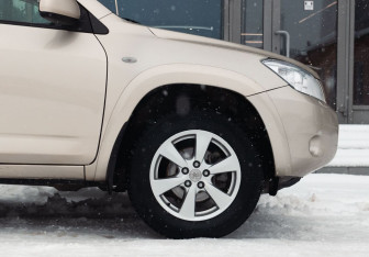 Подержанный автомобиль Toyota RAV4 2007 года (9 фото)