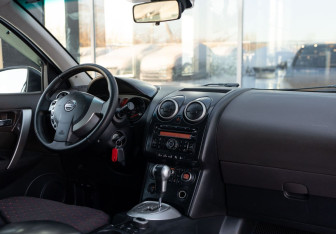 Подержанный автомобиль Nissan Qashqai 2007 года (10 фото)
