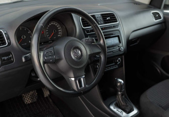 Подержанный автомобиль Volkswagen Polo Sedan 2012 года (11 фото)