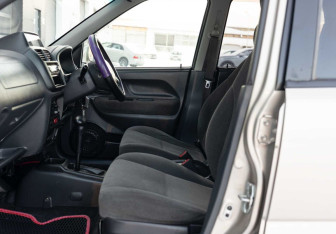 Подержанный автомобиль Suzuki Swift Hatchback 2004 года (16 фото)