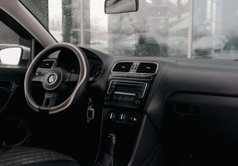 Подержанный автомобиль Volkswagen Polo Sedan 2012 года (10 фото)