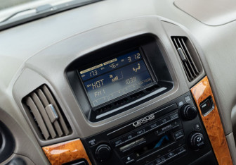 Подержанный автомобиль Lexus RX 2002 года (13 фото)