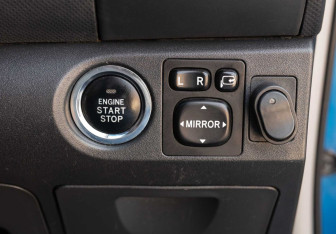 Подержанный автомобиль Toyota Vitz 2009 года (16 фото)