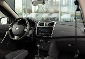 Подержанный автомобиль Renault Sandero 2017 года (10 фото)