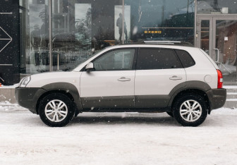 Подержанный автомобиль Hyundai Tucson 2008 года (8 фото)