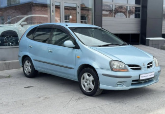 Подержанный автомобиль Nissan Tino 1999 года (3 фото)