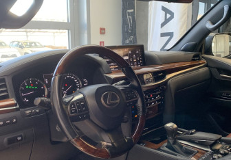 Подержанный автомобиль Lexus LX 2016 года (11 фото)