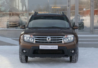 Подержанный автомобиль Renault Duster 2015 года (2 фото)